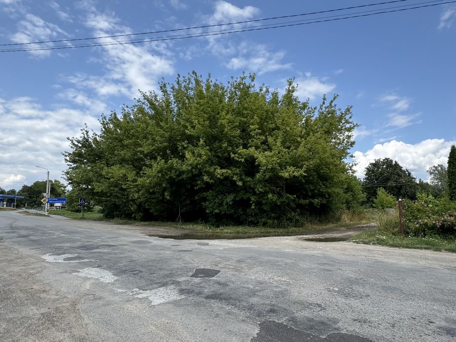 Фасад чудова земельна ділянка комерційного призначення