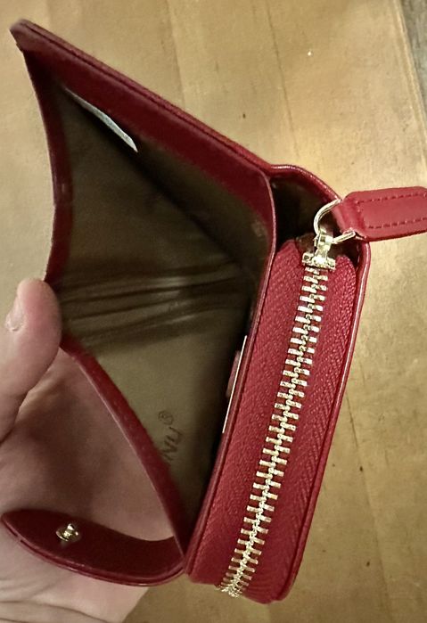 Жіночий короткий гаманець на блискавці.