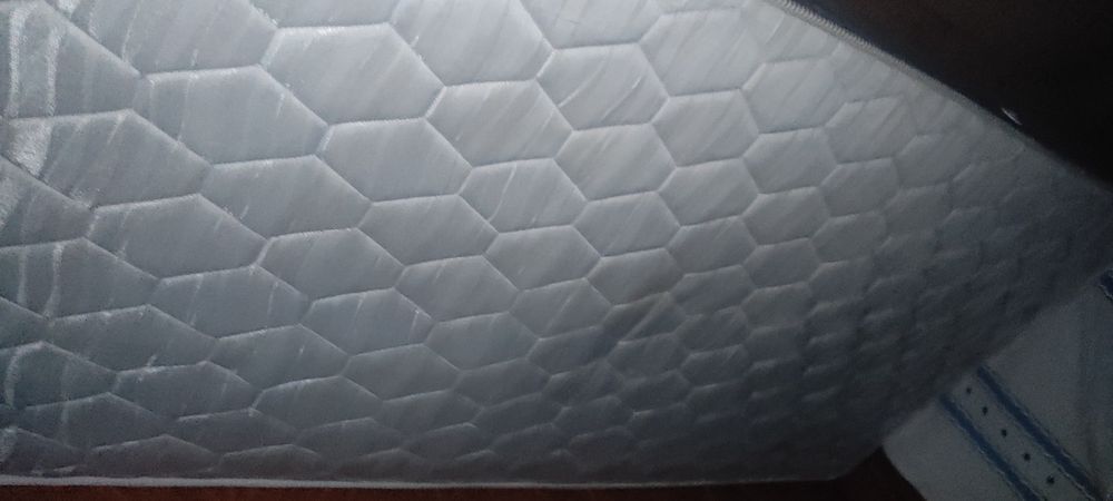 Um quarto de solteiro