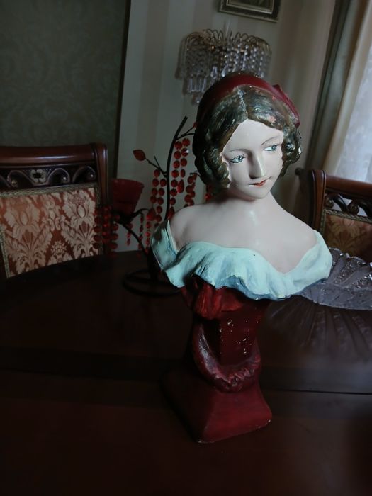 Статуєтка девушки бюст  19 века