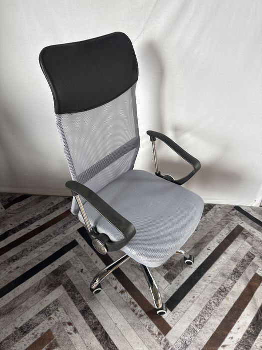 Fotel biurowy obrotowy regulowany