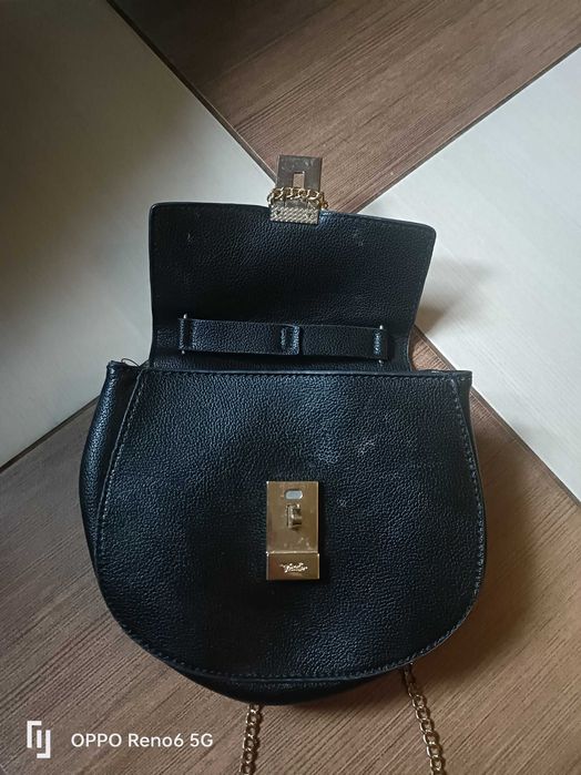 torebka czarna na łańcuszku