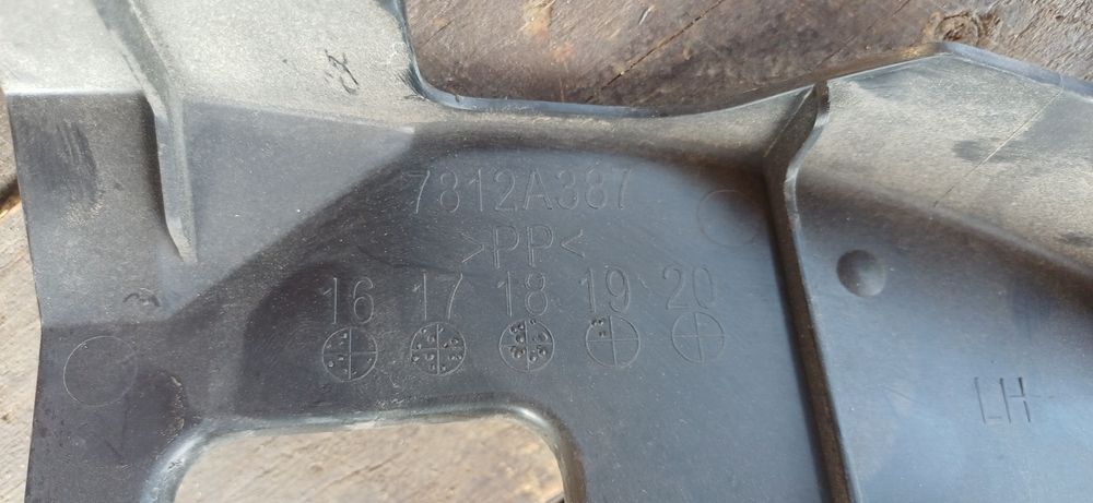 Дефлектор радіатора 7812А387 Mitsubishi Outlander