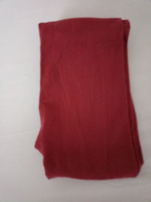 Bordowe  damskie rajstopy.