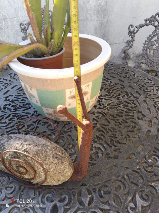 Caracol artesanal em pedra e ferro