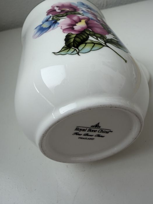 Caneca Porcelana Bone Tailândia Flores Mês Abril 350ml - Mcd