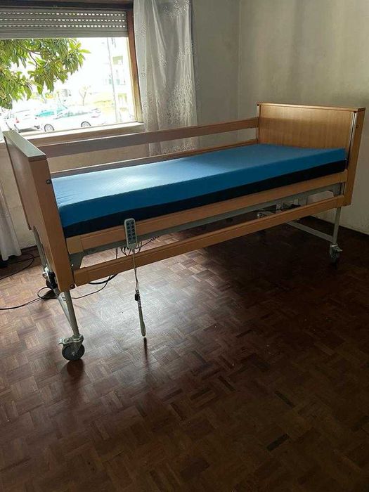 Cama articulada electrica com colchão anti-escaras (Leiria)