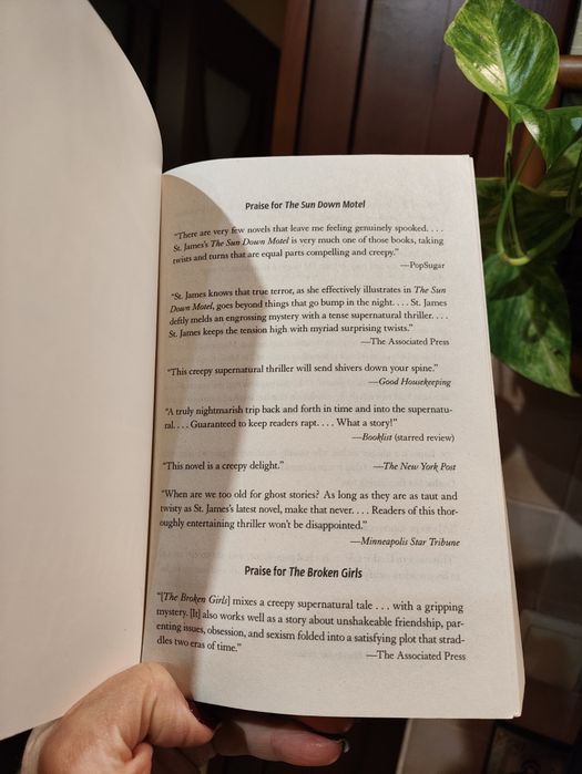 Книги англійською."The Sun Down Motel" by Simone St.James