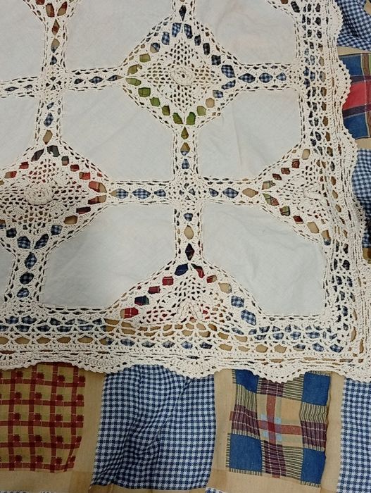 Pequena Toalha de Mesa em Renda feita a mão