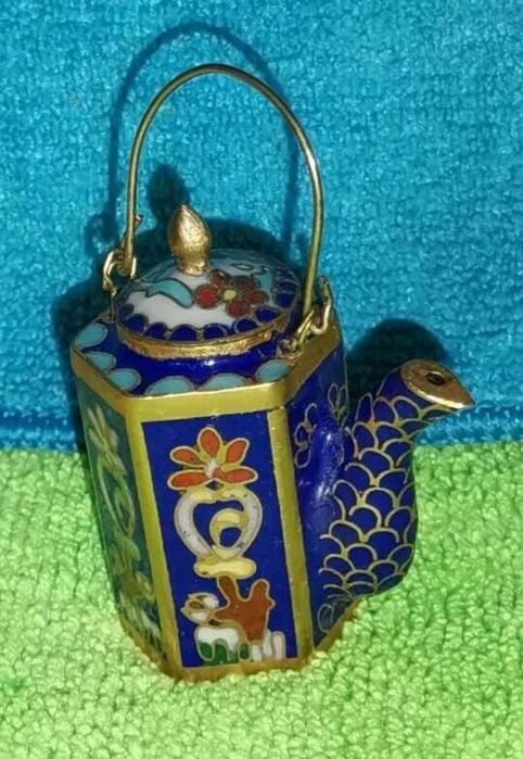 Bule em miniatura decorativo 
feito com a técnica de esmalte cloisonné
