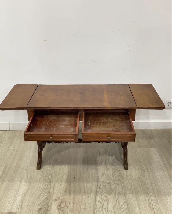 Mesa de apoio com abas.
