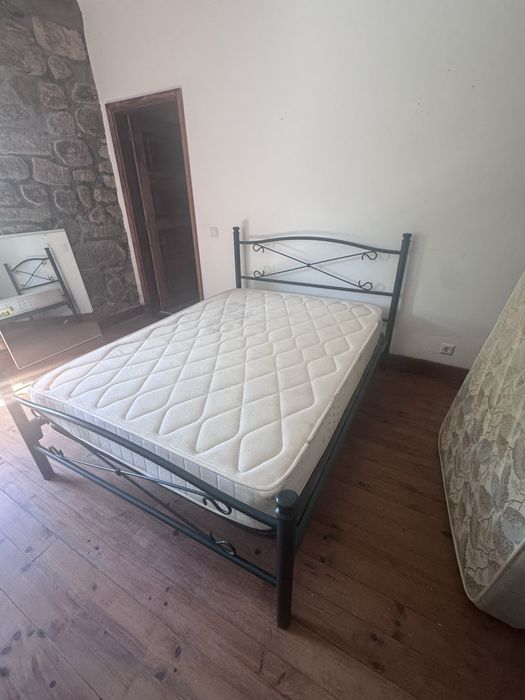 Cama com estrado e colchao