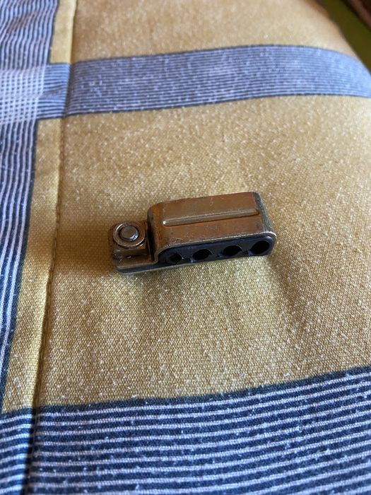 Peça para prender tubos injetores / tubos de injeção