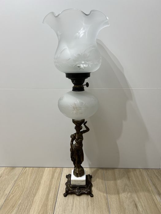 Figuralna lampa naftowa