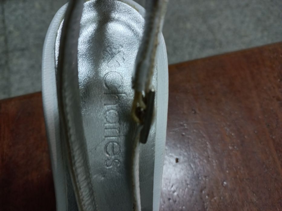 Sapatos novos brancos marca Charles