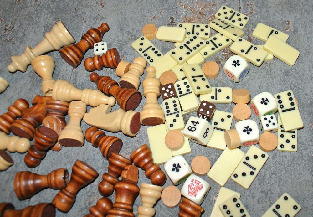 Zestaw do gier - kości, domino i inne