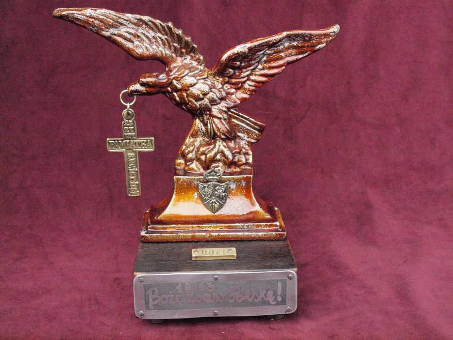 Statuetka Powstanie Styczniowe 1863, z orłem i krzyżem powstańczym