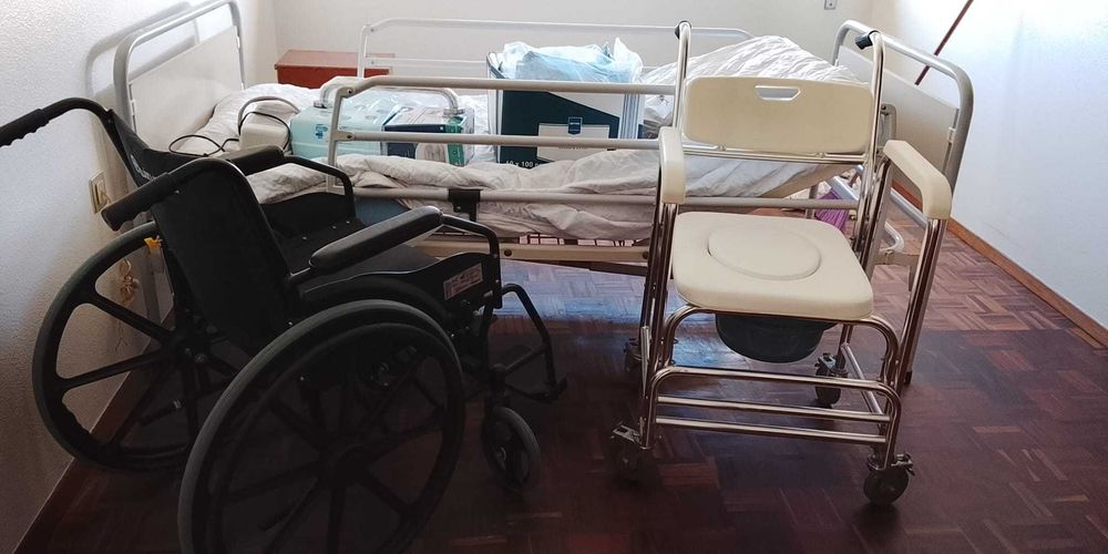 Cama Articulada com grades ,+cadeira de Rodas e Banho e acessórios