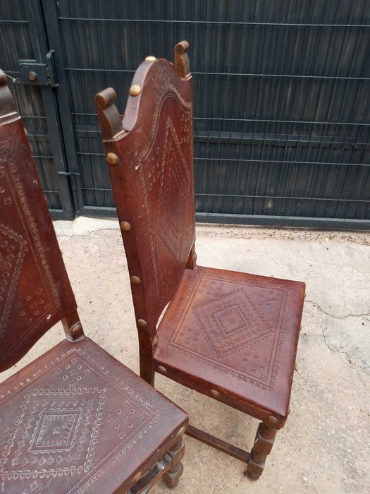 2 lindas cadeiras antigas em bom estado