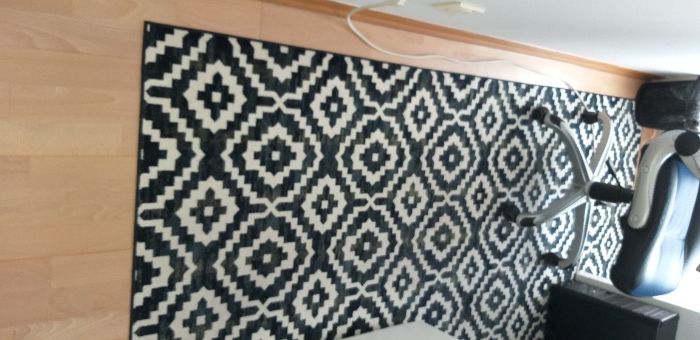 Tapete com padrão azul escuro e branco