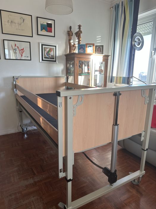 Cama articulada como nova.