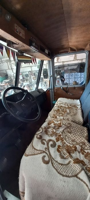 Трактор з причепом.