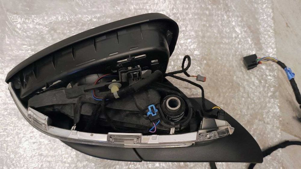 Корпус дзеркала правого на Volkswagen Tiguan