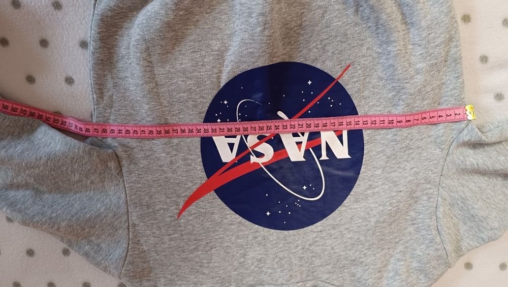 Укорочене худі NASA від H&M.