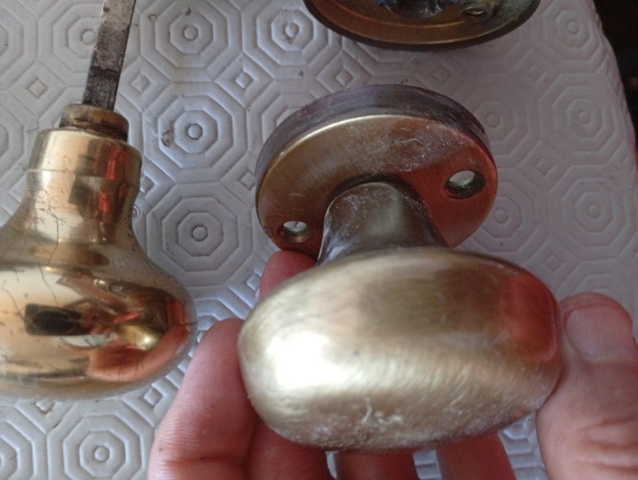 Puxadores e espelhos em latão