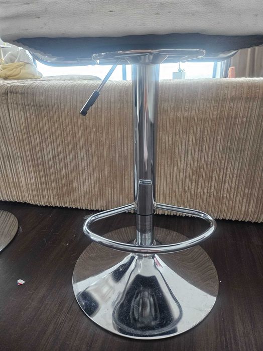 Продам 4 барні стільці бу. Білі