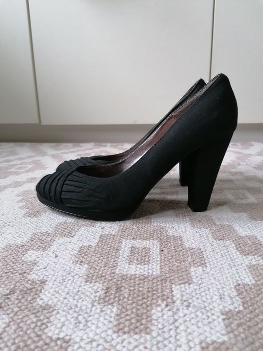 Par de sapatos de salto alto senhora