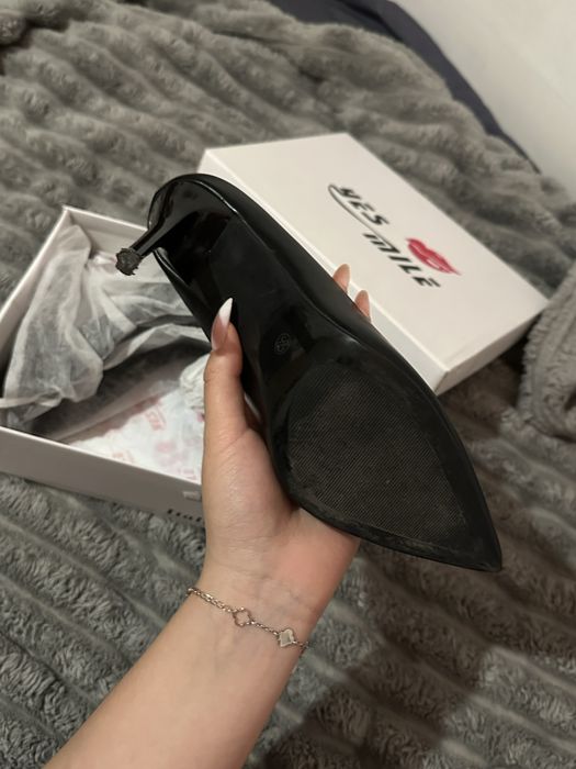 Чорні туфлі на каблуку