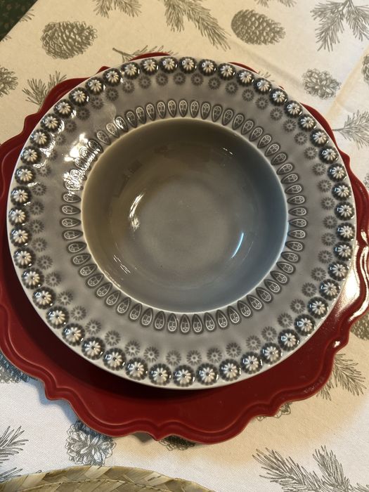 8 pratos vermelhos + 8 copos vermelhos