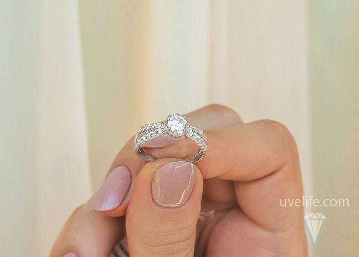 Срібна каблучка роздвоєна з камінчиком