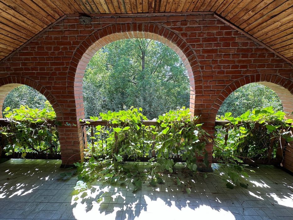 Продається ділянка 0.5 га з 3-ма окремими будинкам