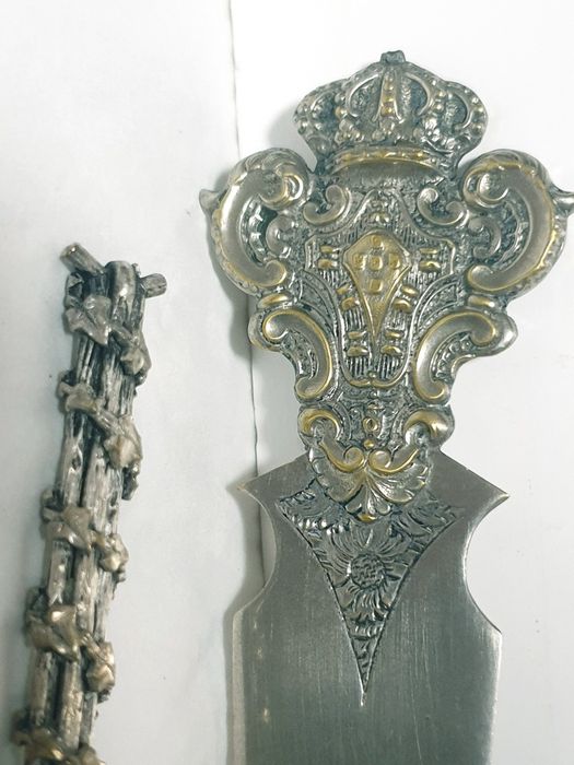 Antigo abre cartas brasonado e antigo aparo