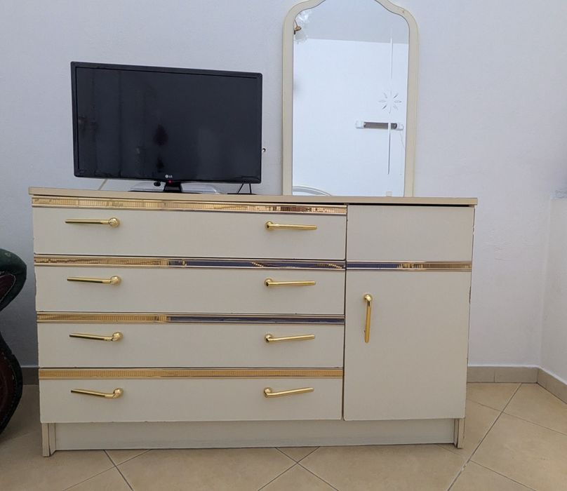 Quarto antigo completo