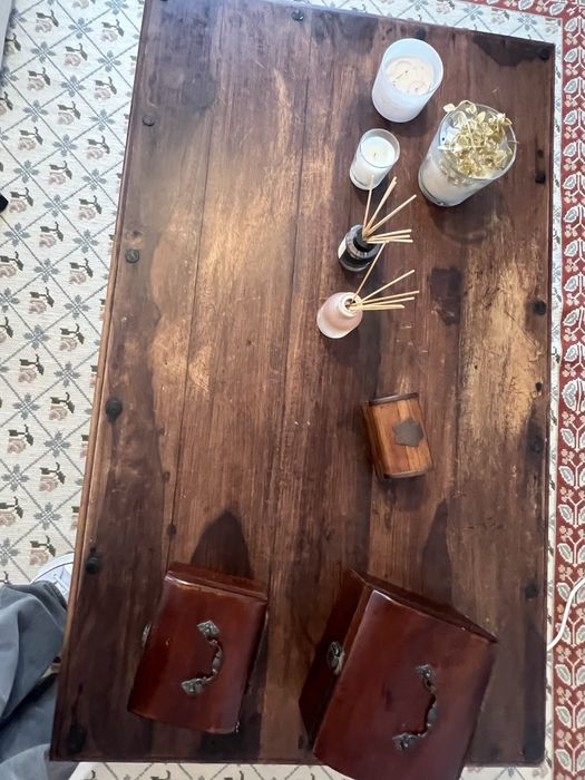Mesa de centro em madeira maciça - Charme e requinte