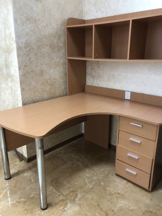 Робочий компютерний стіл