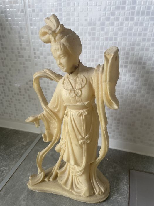 Figurka Azjatycka Dama / Gejsza (imitacja kości słoniowej) z żywicy