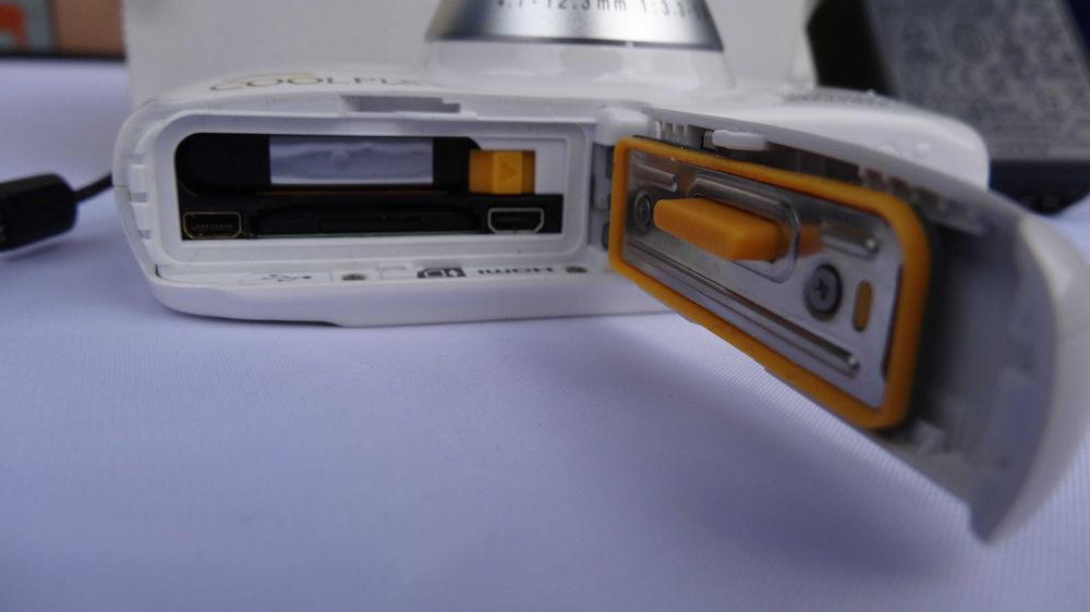 Nikon Coolpix S32 – jak nowy, biały komplet wodoodporny