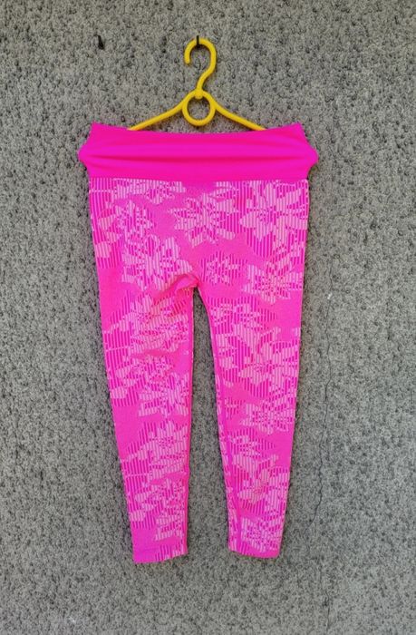 Nowe różowe legginsy sportowe w kwiaty