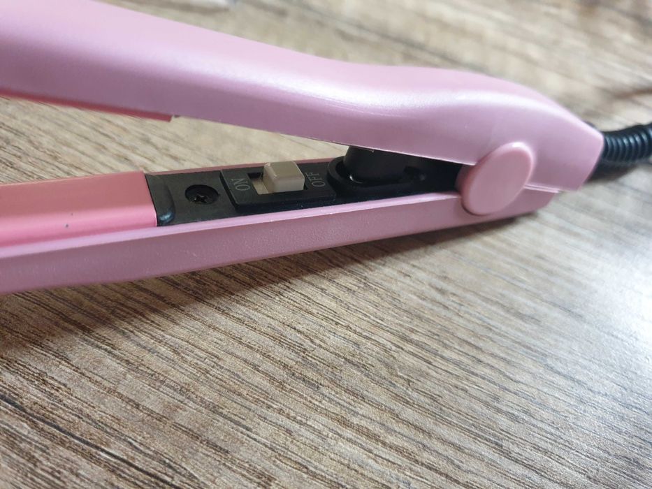 Prancha de cabelo cor de rosa da marca IDItalian Design