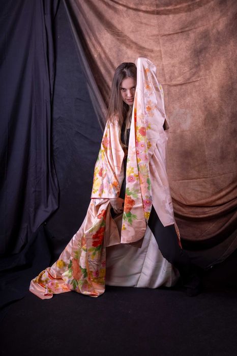 Stare Vintge Kimono z Japonii jedwabne Furisode w odcieniu araigaki-iro w kompozycji kwiatów botan, kiku i kusabana