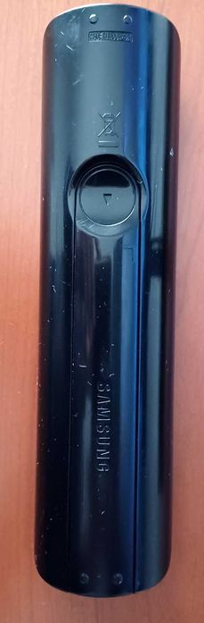 Televisão / Monitor Samsung com suporte de parede incluído.