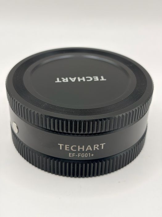 adapter TECHART EF-FG01+ umożliwiający korzystanie z obiektywów Canon EF/EF-S z aparatami Fujifilm GFX.