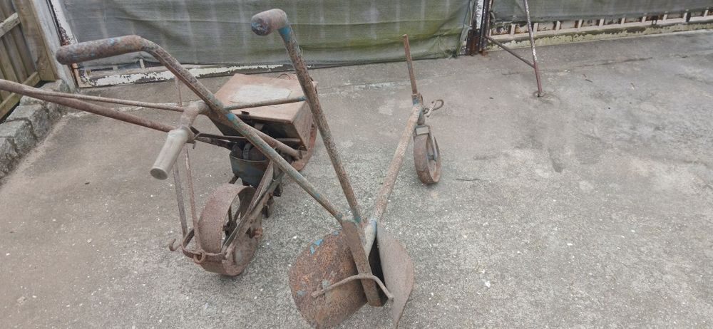 Semeador e e abre regos