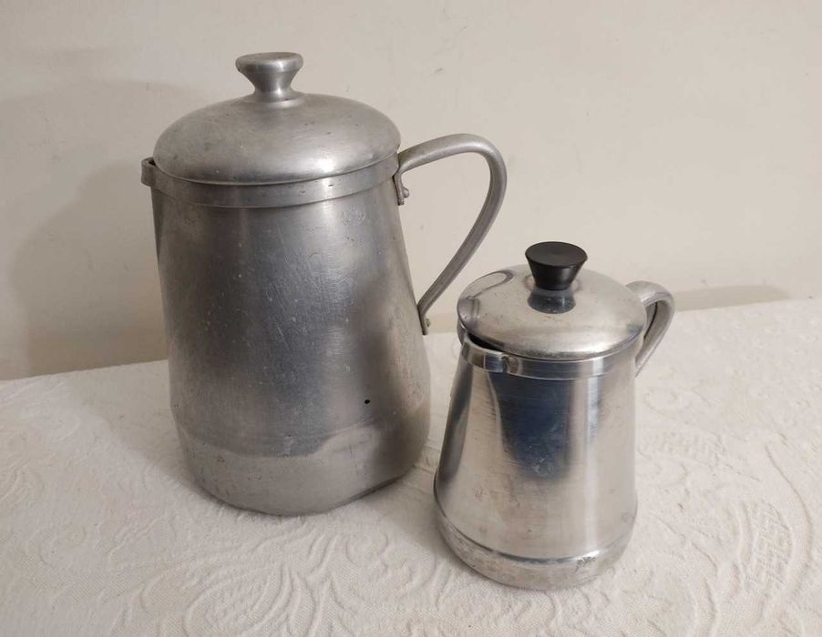 Lote 2 Bules Vintage em Alumínio – Estilo Rústico / Industrial