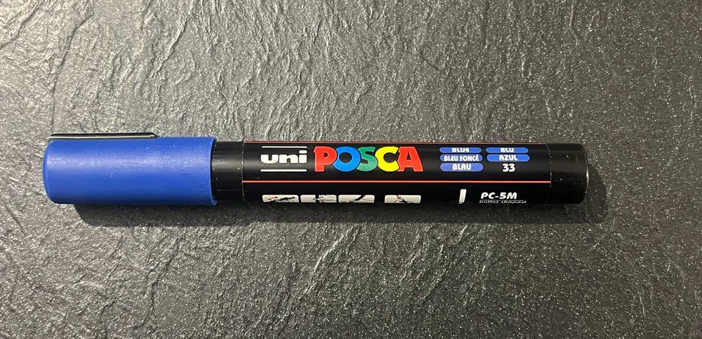 Marker Uni Posca PC-5M z farbą plakatową niebieski marker punktowy