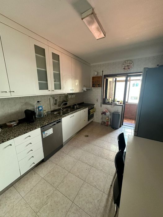 Alugo quarto com suit  na Maia priximo do metro, Forúm Maia